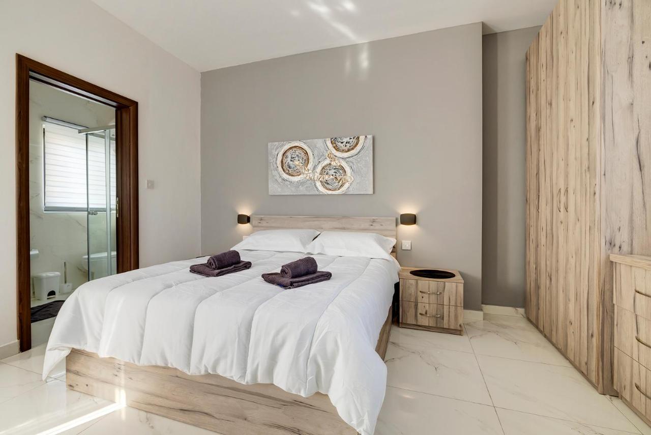 Apartmán Chic 2Br Penthouse Steps From The Promenade Sliema Exteriér fotografie