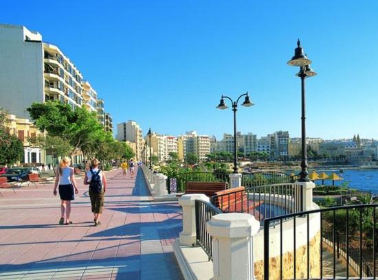 Apartmán Chic 2Br Penthouse Steps From The Promenade Sliema Exteriér fotografie