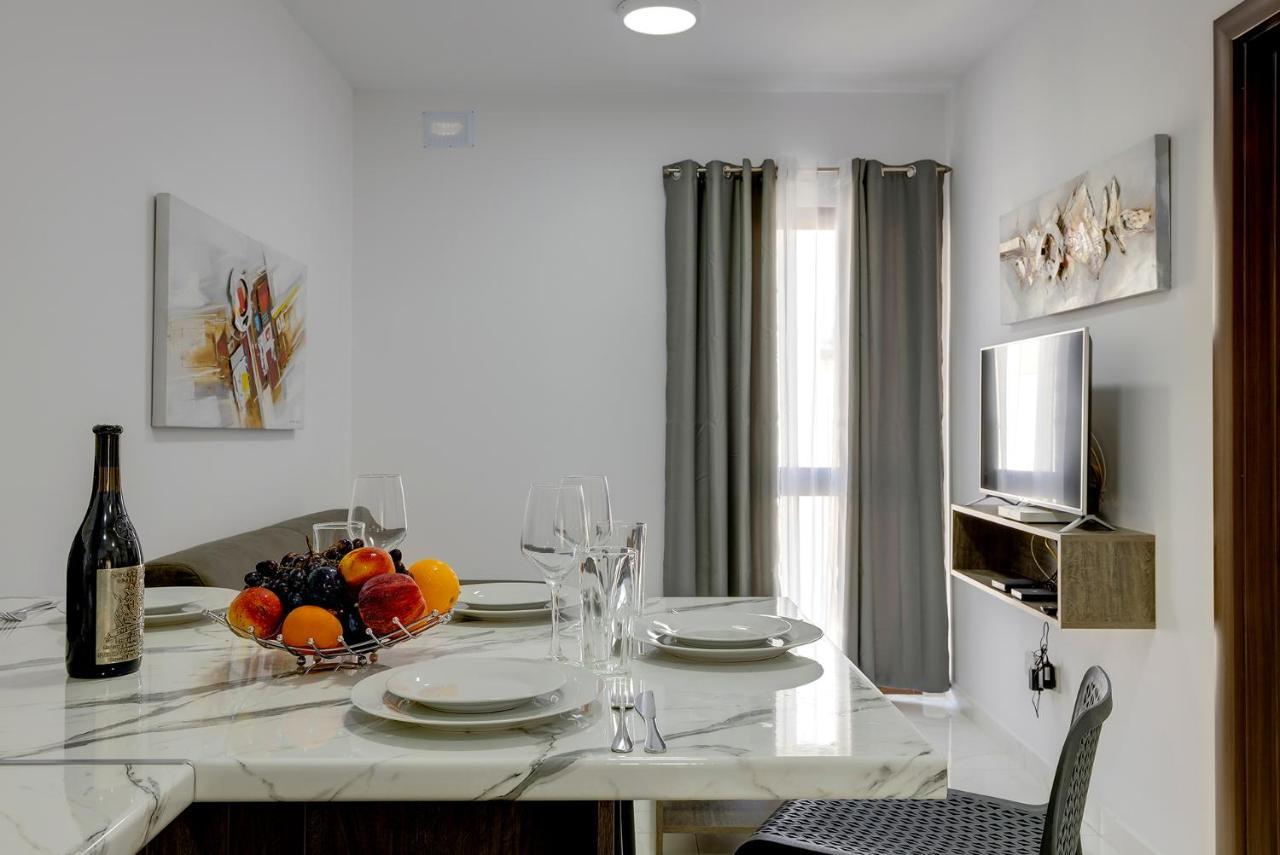 Apartmán Chic 2Br Penthouse Steps From The Promenade Sliema Exteriér fotografie
